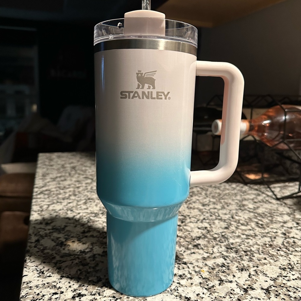 Stanley 40oz Quencher H2.0 FlowState Tumbler Pool Ombré